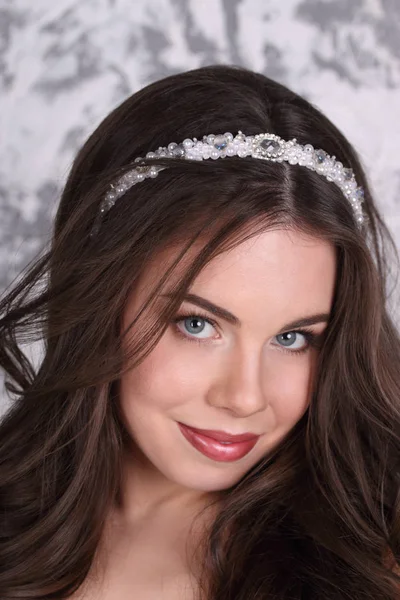 Güzel esmer diadem ve saç modeli pozlar Studio, cl