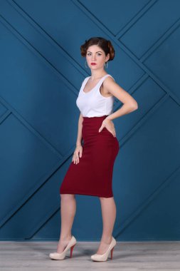 Güzel kadın etek ve saç modeli ile mavi Studio'da durumda