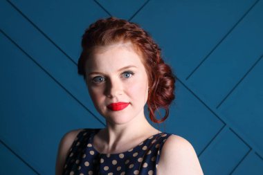 Mavi stüdyom makyaj ve saç modeli ile güzel genç kadın