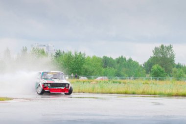 Perm, Rusya - 22 Temmuz 2017: Drift araba sıçrama ile 