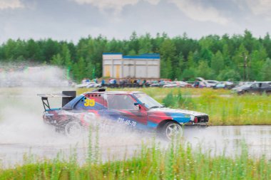 Perm, Rusya - 22 Temmuz 2017: Drift araba ıslak yolda