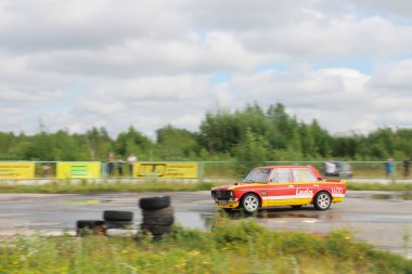 Perm, Rusya - 22 Temmuz 2017: Sürüklenen kırmızı araba yarış pisti 