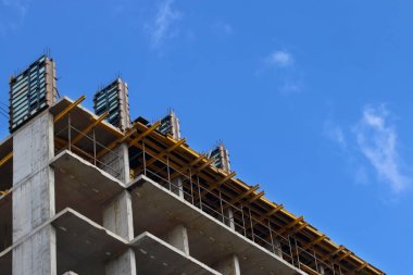 Beton konut bina yapım aşamasında bir parçası