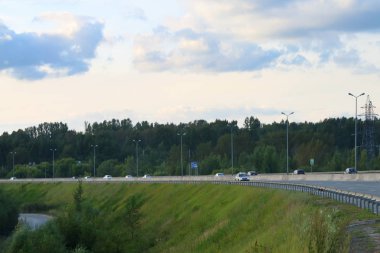 Birçok modern arabaları modern karayolu üzerinde yaz akşamları