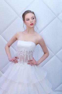  Beyaz elbiseli güzel model gelin