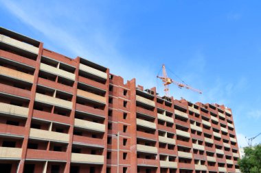 Modern vinç ve yüksek Konut Binası yapım aşamasında