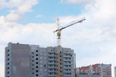 Vinç ve yüksek beton konut bina yapım aşamasında 