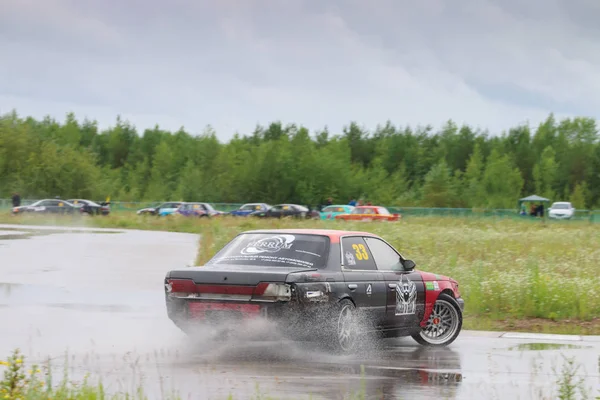 Perm, Rusya - 22 Temmuz 2017: Sürüklenen arabaya su birikintisi