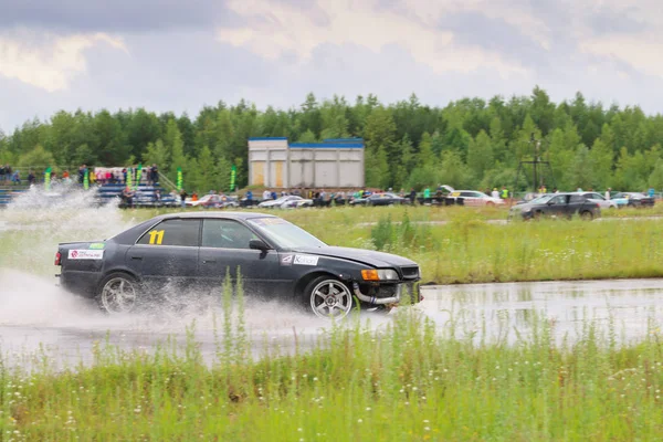 PERM, RUSIA - 22 DE JUL DE 2017: A la deriva coche negro en la pista — Foto de Stock