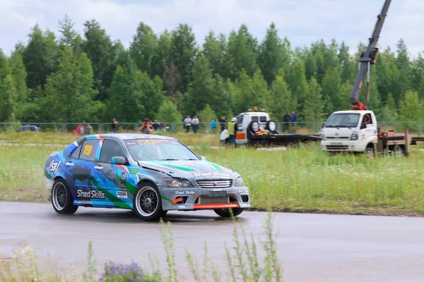 PERM, RUSIA - 22 DE JUL DE 2017: El coche a la deriva se mueve en la pista —  Fotos de Stock