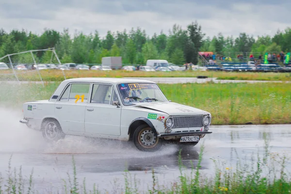 PERM, RUSIA - 22 DE JUL DE 2017: A la deriva el movimiento del coche blanco — Foto de Stock