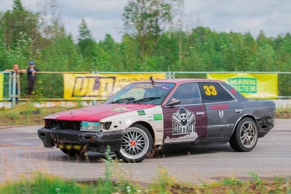 Perm, Rusya - 22 Temmuz 2017: Sürüklenen hızlı araba yarış pisti — Stok fotoğraf