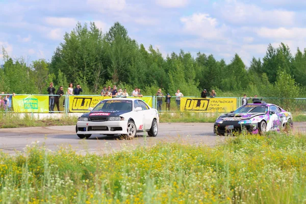 Perm, Rusya Federasyonu - 22 Temmuz 2017: İki sürüklenen araba yolda rekabet — Stok fotoğraf