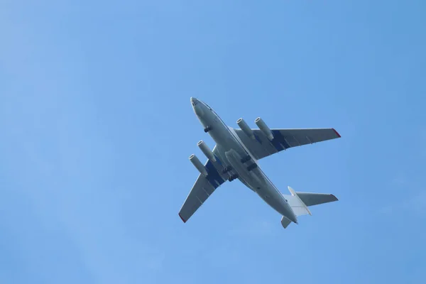 Белый пассажирский самолет летает высоко в небе — стоковое фото