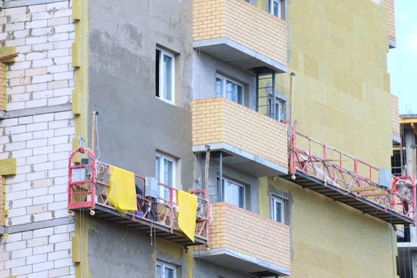 Hängewiege für Arbeiter für Fassade eines hohen Gebäudes — Stockfoto