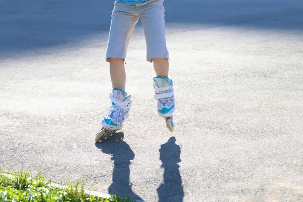 Πόδια του κορίτσι πατινάζ σε παιδική χαρά στην ηλιόλουστη μέρα του καλοκαιριού — Φωτογραφία Αρχείου