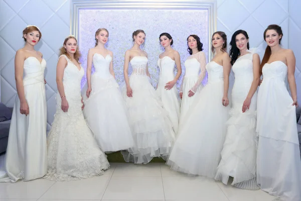 Mladí modely nevěsty představují — Stock fotografie