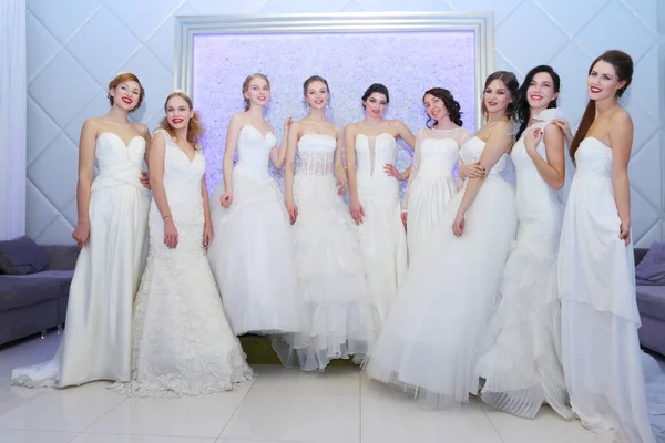 Красивые модели невесты позируют — стоковое фото
