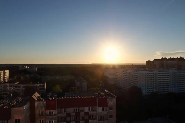 Wohngebiet mit Gebäuden bei Sonnenuntergang am Sommertag — Stockfoto