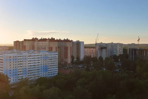 Hohe Wohnhäuser am Sommerabend bei Sonnenuntergang — Stockfoto