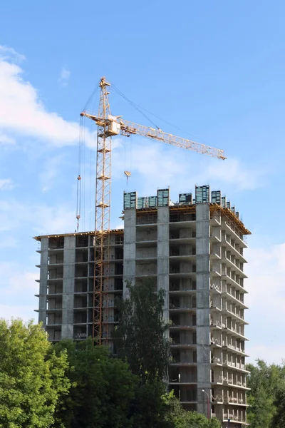 Großkran arbeitet in der Nähe eines hohen Wohnhauses — Stockfoto