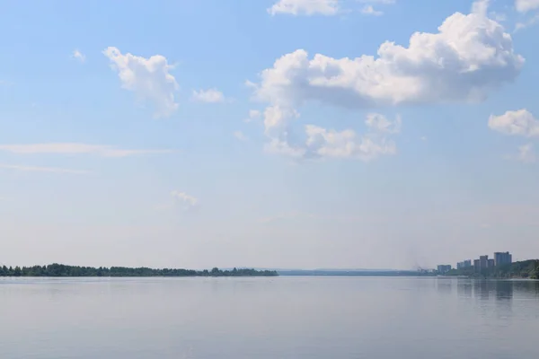Вид на реку и берег с отдаленными высотными зданиями на горячих источниках — стоковое фото