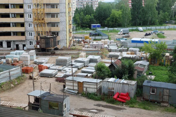 Sitio de construcción con muchos materiales de construcción, parte de la grúa en — Foto de Stock