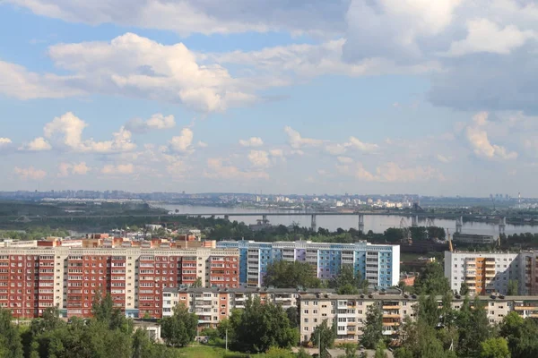 Brücke über Fluss, Wohngebiet und Blick auf die Stadt — Stockfoto