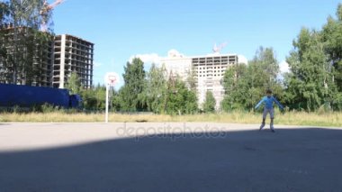 Kız paten yakınındaki binaların yapım aşamasında güneşli bir gün, bahçede