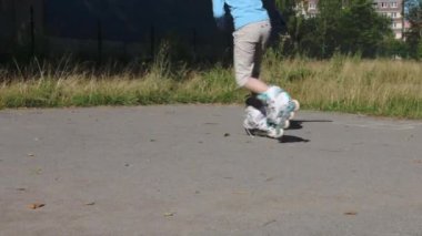 Oyun parkında yaz güneşli gün, noface kız paten bacakları