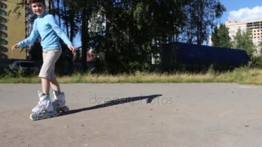 Mutlu kız paten şehirde yaz günü, oyun üzerinde