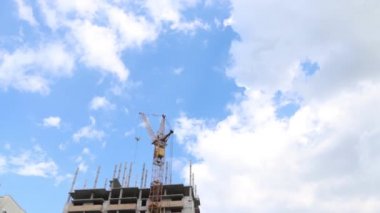 İnşaat alanında yaz, yüksek konut bina ile vinç