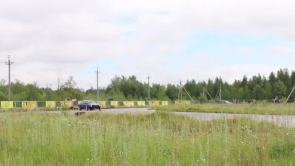 Voiture à dérive rapide sur la piste Open Oural Championship Drift 2017 — Video