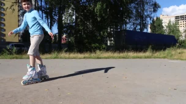 Menina feliz patins no playground no dia de verão na cidade — Vídeo de Stock
