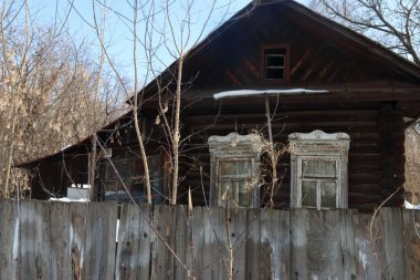 Eski rustik terk edilmiş evde figürlü ahşap Europanel ve ahşap fen