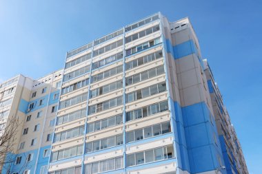Yeni çok katlı mavi gökyüzü arka plan üzerinde bina konut