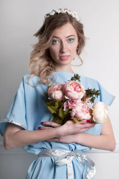 Beautiful young blonde woman with clean skin and flower wreath i — Stock Photo, Image