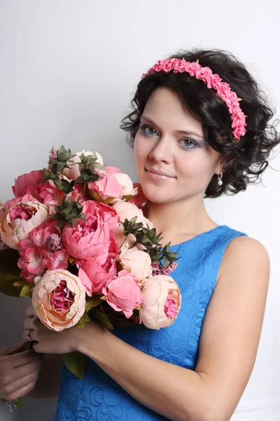 Sorrindo jovem morena com pele limpa, maquiagem e flor — Fotografia de Stock