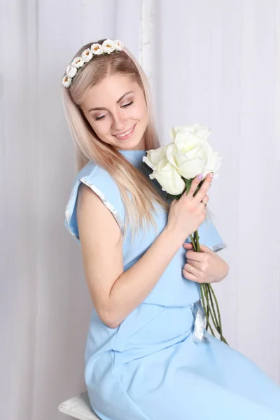 Schöne junge blonde Frau mit sauberer Haut und Blumenkranz — Stockfoto