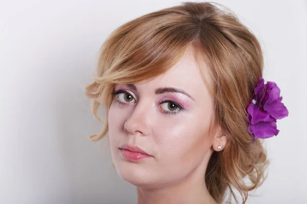 Schöne junge blonde Frau mit sauberer Haut und Make-up — Stockfoto