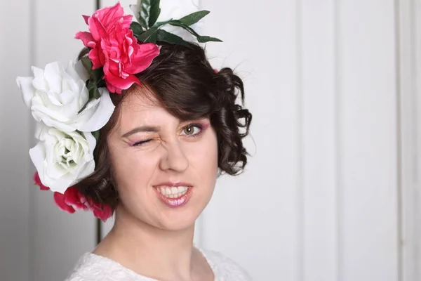 Young brunette woman with clean skin, make-up and flower wreath — Stock Photo, Image