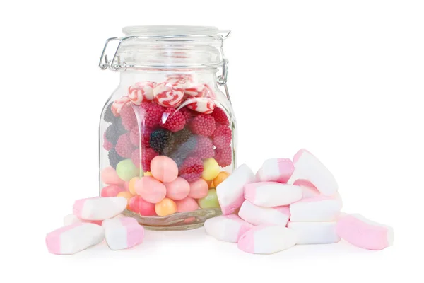 Glazen pot met zoete snoepjes en marshmallows geïsoleerd op wit — Stockfoto