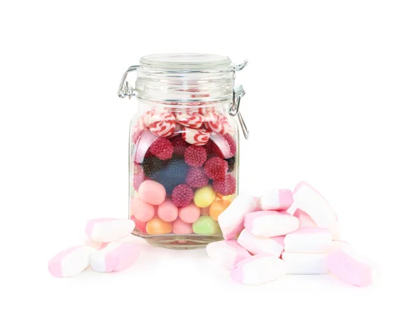 Glazen pot met veel lichte zoete snoepjes en marshmallows isolat — Stockfoto