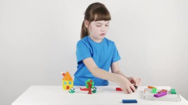 Hamuru beyaz oda beyaz tablo evinden mavi kalıpları içinde gülümseyen kız