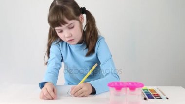 Güzel kız mavi suluboya tablo beyaz oda kelebek boyalar