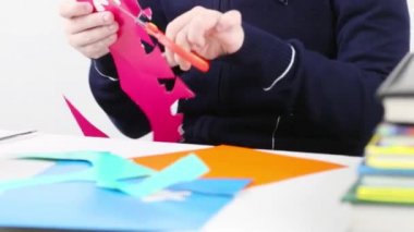 Ellerini kız kesme şeklin masada el sanatları için renkli kağıttan