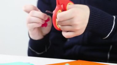 Ellerini kız kesme çiçek el sanatları, closeup için renkli kağıttan