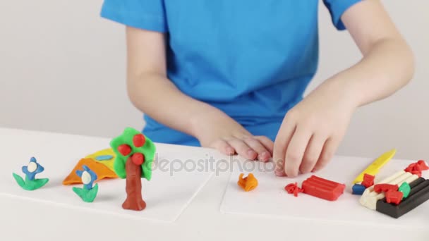 Fille mains maison de moulage, arbre, fleurs de plasticine sur la table dans la chambre — Video