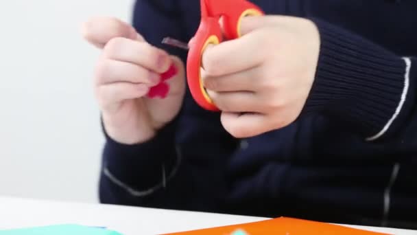 Mãos de menina cortando flor de papel colorido para artesanato, close-up — Vídeo de Stock