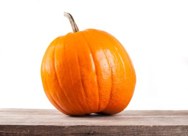 Beyaz arka planda Cadılar Bayramı kabağı